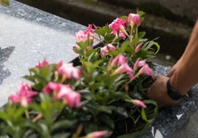 Monument funéraire dans un cimetière : en cas de dégradation ?